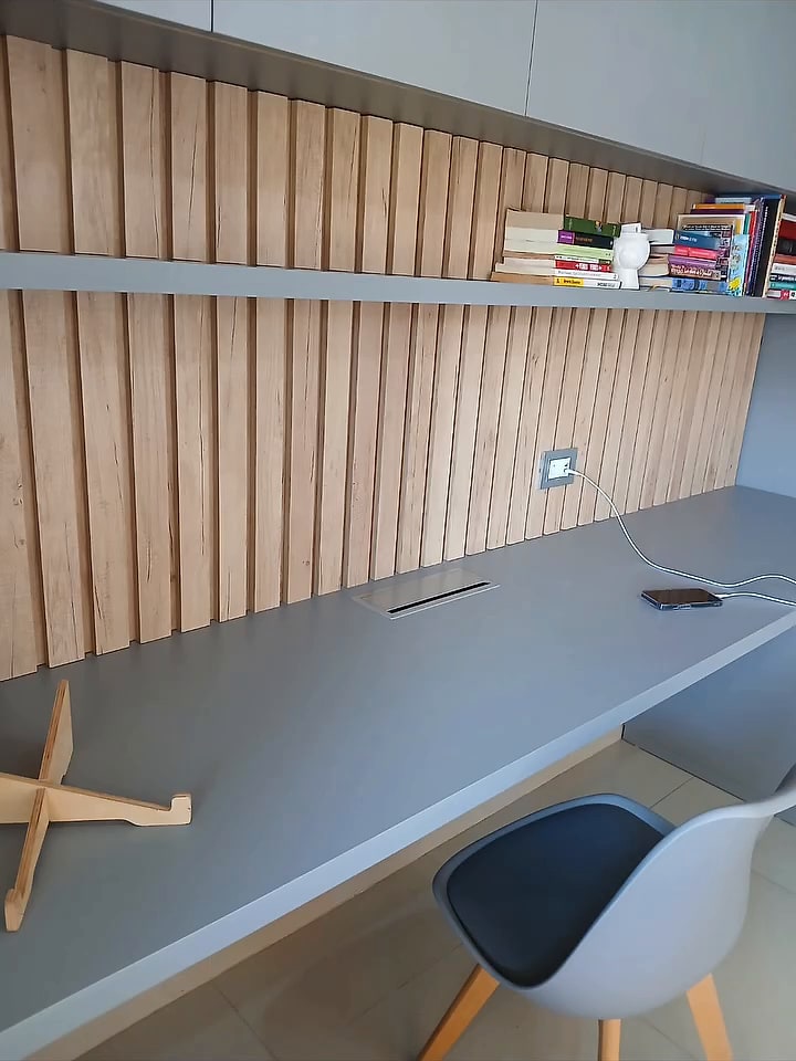 Escritorio con panel varillado