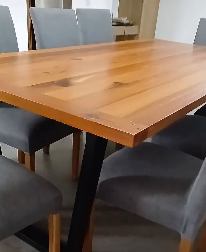 Mesa de pinotea reciclada con patas de hierro