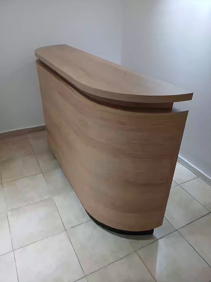Mostrador curvo de madera