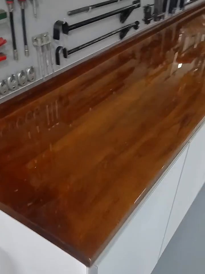 Tapa de madera con resina epoxi