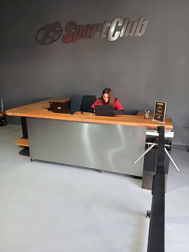 Recepción de SportClub en acero inoxidable y madera