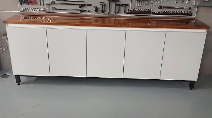 Mueble de taller con tapa de resina